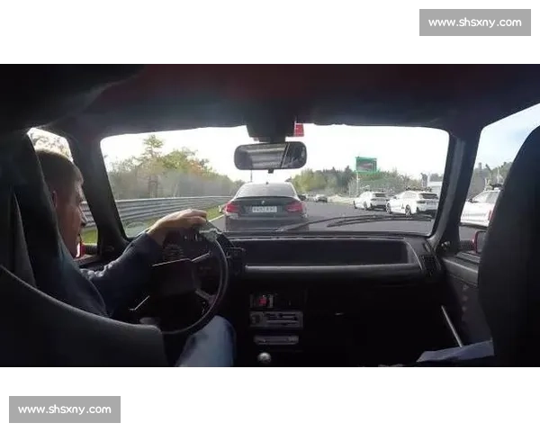 纽北撞车现场:Fiat Uno Turbo 车主的淡定时刻 纽北撞车现场:Fiat Uno Turbo 车主的淡定时刻